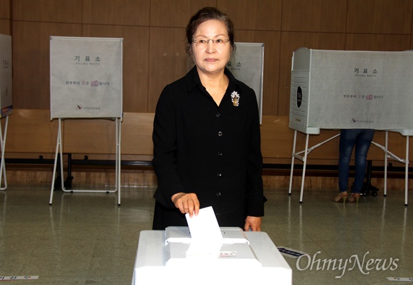 고 노무현 전 대통령 부인 권양숙 봉하재단 이사장이 9일 오전 8시 경남 김해 진영한빛도서관에 마련된 투표소에서 투표하고 있다.