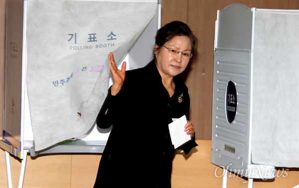 고 노무현 전 대통령 부인 권양숙 봉하재단 이사장이 9일 오전 8시 경남 김해 진영한빛도서관에 마련된 투표소의 기표소에서 기표한 뒤 나오고 있다.
