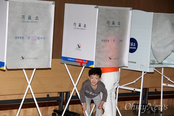  제19대 대통령선거 투표일인 9일 경남 김해 진영한빛도서관에 마련된 투표소에서 시민들이 투표하고 있다.