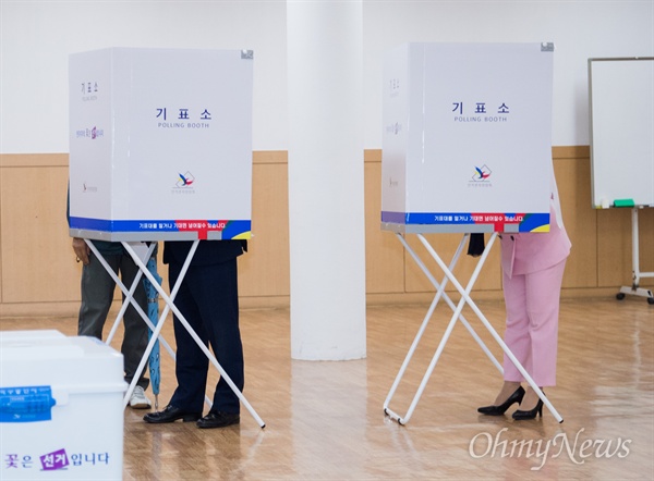  자유한국당 홍준표 후보가 9일 오전 서울 송파구 송파문화원에서 부인 이순삼씨와 함께 투표를 하고 있다. 