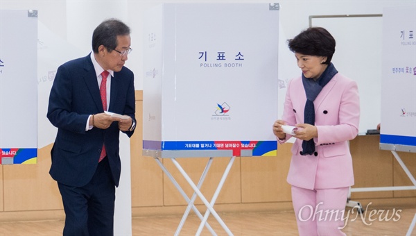  자유한국당 홍준표 후보가 9일 오전 서울 송파구 송파문화원에서 부인 이순삼씨와 함께 기표를 마치고 투표함으로 향하고 있다. 