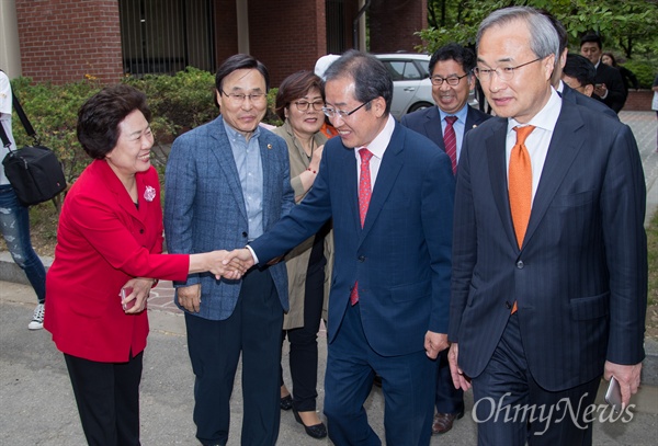  자유한국당 홍준표 후보가 9일 오전 서울 송파구 송파문화원에서 부인 이순삼씨와 함께 투표를 마치고 주민들과 인사를 하고 있다. 