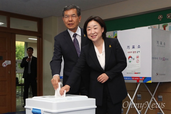 심상정 정의당 후보와 남편 이승배씨가 9일 오전 경기도 고양시 신원초등학교에서 투표하고 있다.