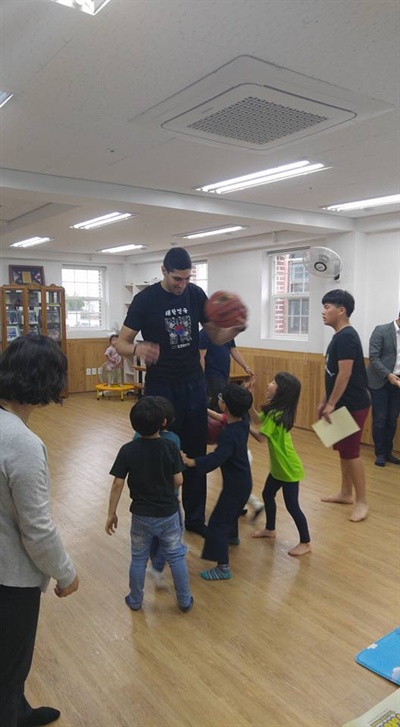  8일 서울 용산의 한 보육원을 방문한 NBA 선수 에네스 칸터.