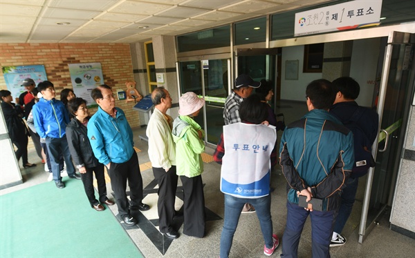 제19대 대통령 선거일인 9일 오후 경기도 수원시 장안구 송원초등학교에 마련된 투표소에서 유권자들이 길게 줄을 서 있다.