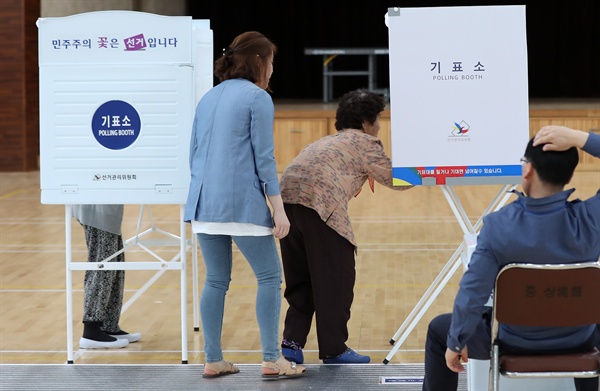 제19대 대통령선거일인 9일 오후 경북 성주군 초전면 초전중학교에 마련된 초전면 제2투표소에서 한 할머니가 투표하고 있다.