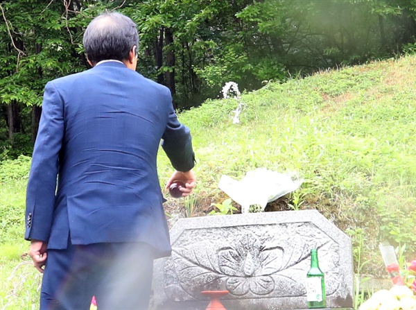 자유한국당 홍준표 대선후보가 제19대 대통령선거일인 9일 오후 경남 창녕군 남지읍 모친 묘소를 찾아 참배 후 잔을 올리고 있다.
