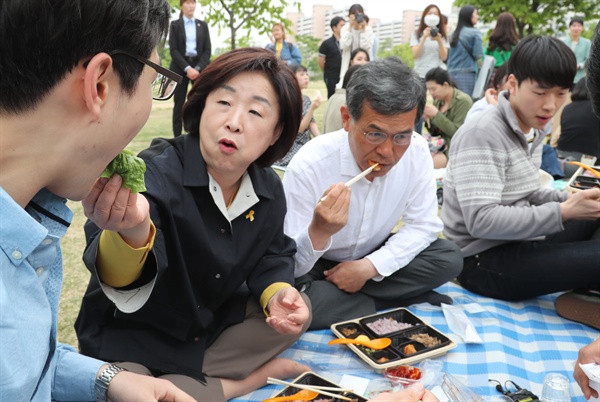  정의당 심상정 후보가 9일 오후 서울 영등포구 여의도 한강 둔치에서 열린 투표독려 페이스북 라이브행사에서 식사를 하며 한 네티즌에게 쌈을 먹여 주고 있다.