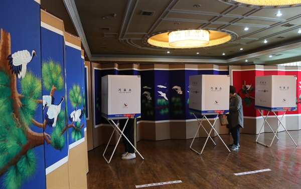 제19대 대통령 선거일인 9일 경기도 구리시의 한 음식점에 차려진 인창동 3투표소에서 유권자들이 투표하고 있다.