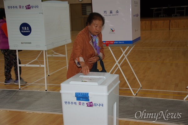주한미군의 사드 배치에 반대하며 농성을 벌이고 있는 경북 성주군 초전면 소성리 주민 김학림(80)씨가 9일 오후 초전중학교에 마련된 투표소에서 투표를 하고 있다.