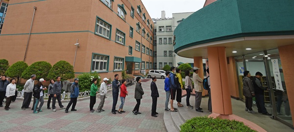 2017년 5월 9일, 제19대 대통령 선거일, 강원 춘천시 봄내초교 강당에 설치된 투표소에서 시민들이 줄지어 투표를 기다리고 있다. 