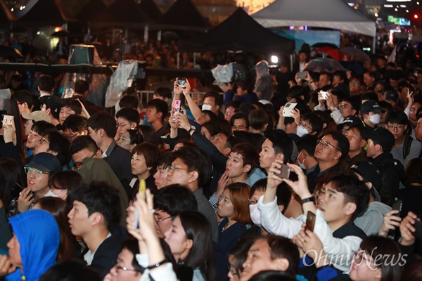  9일 개표 방송을 긴장하며 지켜보는 시민들.