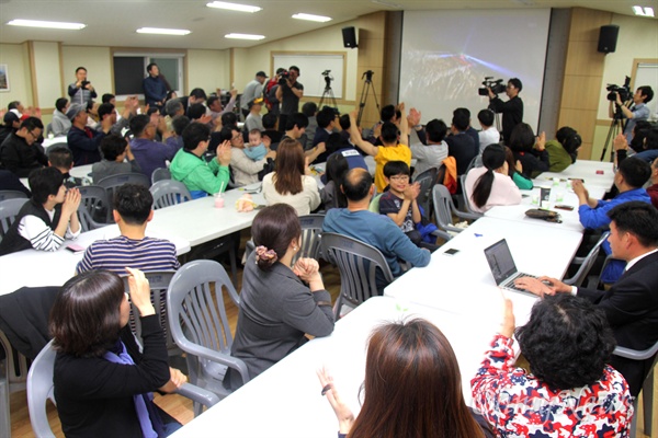 9일 저녁 경남 김해 봉하마을 방앗간바이오센터 2층에 모인 사람들이 대통령선거 방송사출구조사 결과 문재인 후보가 1위로 나오자 환호하고 있다.