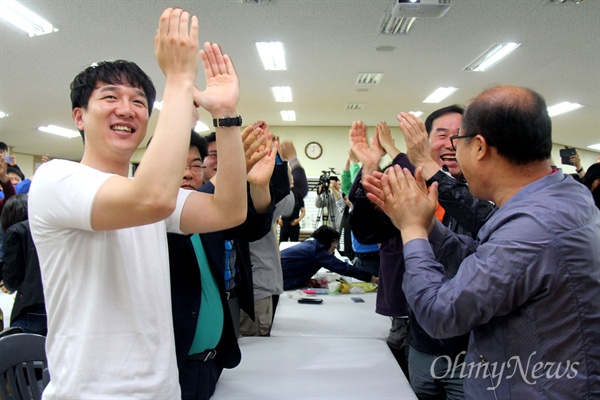 9일 저녁 경남 김해 봉하마을 방앗간바이오센터 2층에 모인 사람들이 대통령선거 방송사출구조사 결과 문재인 후보가 1위로 나오자 환호하고 있다.