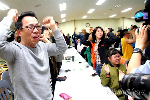  9일 저녁 경남 김해 봉하마을 방앗간바이오센터 2층에 모인 사람들이 대통령선거 방송사출구조사 결과 문재인 후보가 1위로 나오자 환호하고 있다.