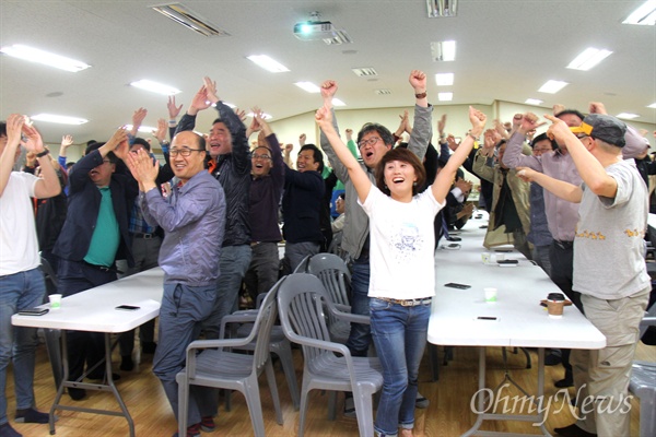 9일 저녁 경남 김해 봉하마을 방앗간바이오센터 2층에 모인 사람들이 대통령선거 방송사출구조사 결과 문재인 후보가 1위로 나오자 환호하고 있다.