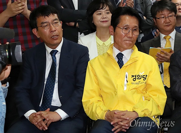 제19대 대통령 선거날인 9일 오후 서울 여의도 정의당 상황실에서 김종대 의원, 이정미 의원, 윤소하 의원이 개표방송을 지켜보고 있다.