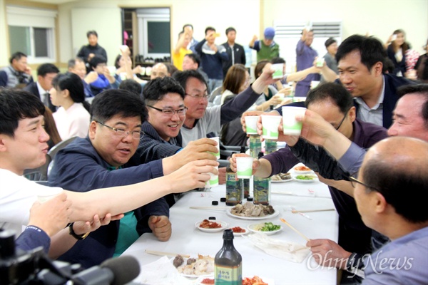 제19대 대통령선거 방송사 출구조사에서 문재인 후보가 1위로 나오자, 9일 저녁 경남 김해 봉하마을 방앗간바이오센터 2층에 모인 사람들이 막걸리로 건배를 하고 있다.