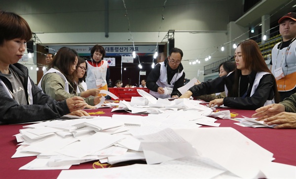9일 오후 세종시 세종시민체육관에서 19대 대통령 선거 개표사무원들이 투표지를 분류하고 있다. 
