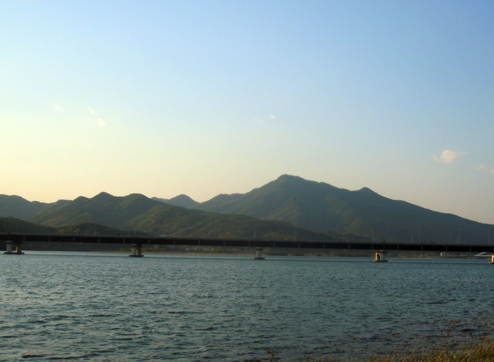운길산이 멀리 보이는 북한강 쪽 풍경