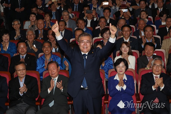  제19대 대통령 선거일인 9일 오후 서울 여의도 국회 의원회관에 마련된 더불어민주당 개표상황실을 찾은 문재인 대선후보가 추미애 상임선대위원장 등 선대위 관계자들을 격려하고 있다. 문 후보는 일부 기자들의 요청으로 엄지손가락을 들어보였다. 