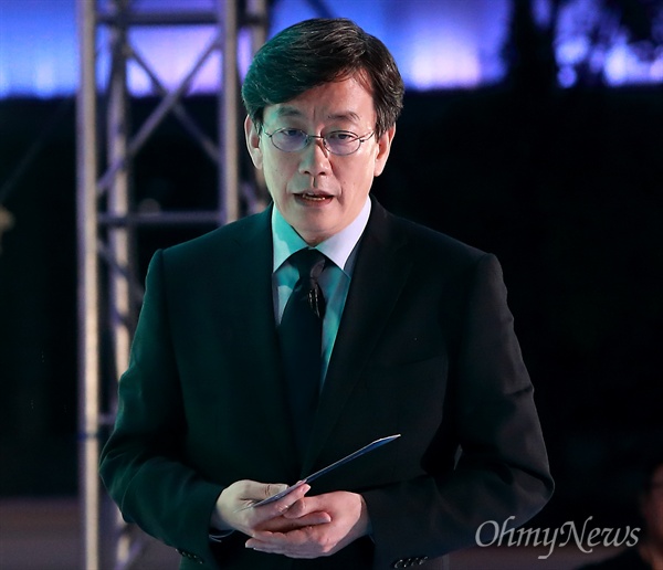 JTBC 손석희 앵커가 지난 5월 9일 오후 서울 광화문광장 특별스튜디오에서 제19대 대통령선거 개표방송을 진행하고 있는 모습. 