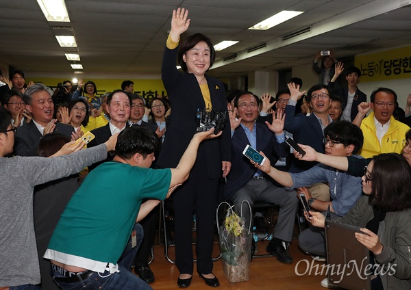   제19대 대통령 선거날인 9일 오후 서울 여의도 정의당 상황실에서 심상정 대통령후보가 손을 들어 인사하고 있다.