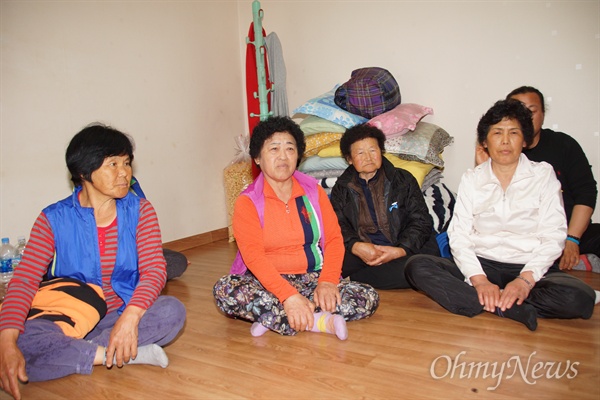 경북 성주군 초전면 소성리 마을주민들이 9일 오후 마을회관에 모여 대선 개표상황을 지켜보고 있다.
