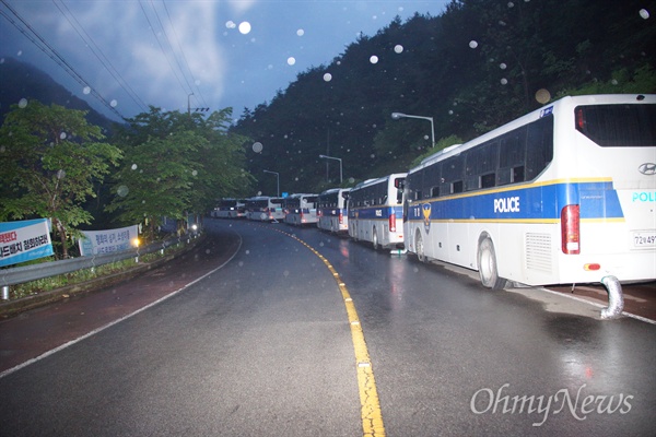 경북 성주군 초전면 소성리 롯데골프장 입구에 대선투표일인 9일에도 많은 경찰버스가 배치되어 있다. 