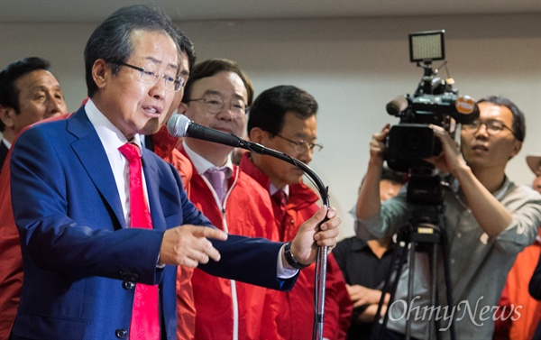 자유한국당 홍준표 후보가 9일 오후 서울 여의도 개표상황실에서 사실상 패배 승복 발표를 하고 있다. 홍 후보는 “당 재건에 만족한다”고 밝혔다. 