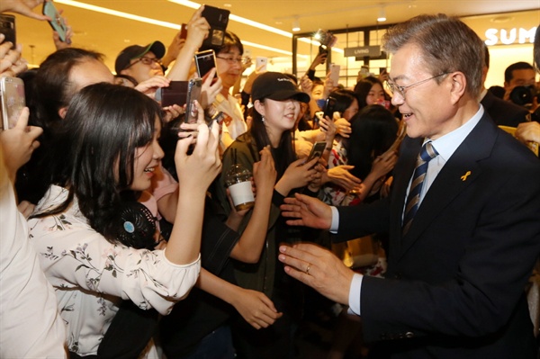  지난 4일, 서울 강남구에 위치한 SM아티움에서 유권자들과의 만남을 가졌던 문재인 당시 더불어민주당 대통령 후보.