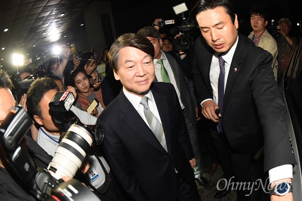 안철수 국민의당 대선후보가 19대 대선 투표일인 9일 오후 서울 여의도 국회 헌정기념관에 마련된 국민의당 선대위 개표상황실 방문 후 떠나고 있다.