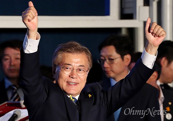 제19대 대통령 당선이 유력한 더불어민주당 문재인 대통령후보가 9일 오후 서울 광화문 세종로공원에서 손을 들어 지지자들의 환호에 답하고 있다.
