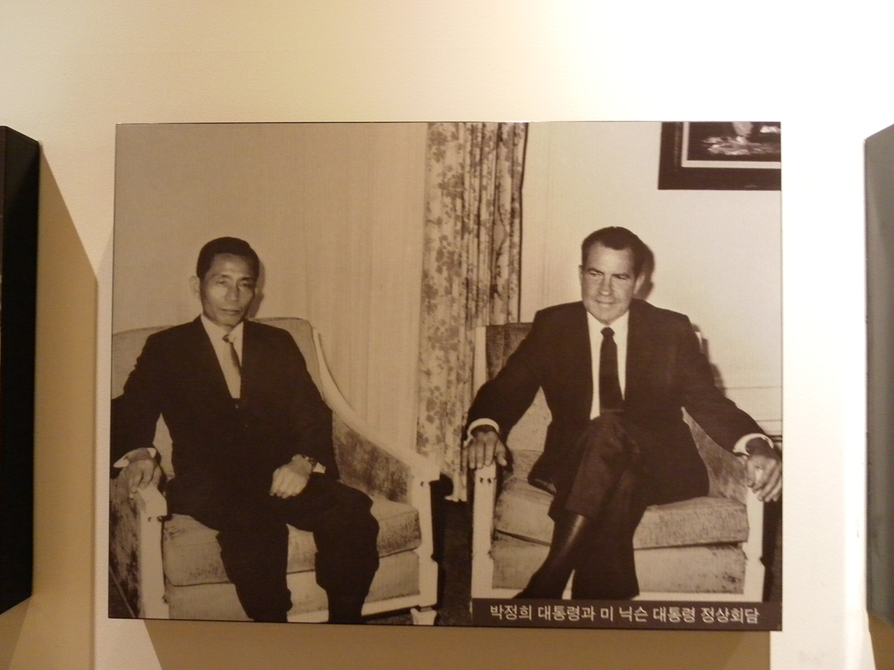 박정희 대통령과 회담하는 리처드 닉슨 대통령. 박정희대통령기념도서관에서 찍은 사진.