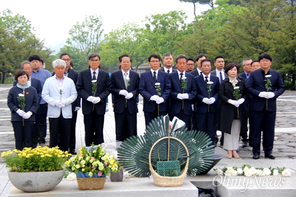 더불어민주당 문재인 대선후보 경남선거대책위원회는 10일 오전 김해 봉하마을 고 노무현 전 대통령 묘소를 참배했다.