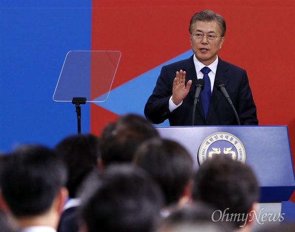 문재인 제19대 대한민국 대통령이 10일 오후 서울 여의도 국회의사당 로텐더홀에서 취임 선서를 하고 있다. 선서후 문재인 제19대 대한민국 대통령의 취임사에는 "기회는 평등할 것입니다. 과정은 공정할 것입니다. 결과는 정의로울 것입니다." 5년 전 메시지가 그대로 담겼다.  