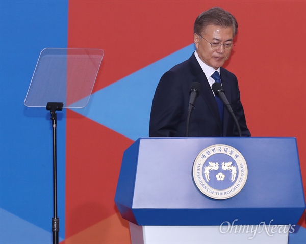문재인 대통령. 사진은 지난 5월 10일 오후 서울 여의도 국회의사당 로텐더홀에서 취임사를 하고 있는 모습.