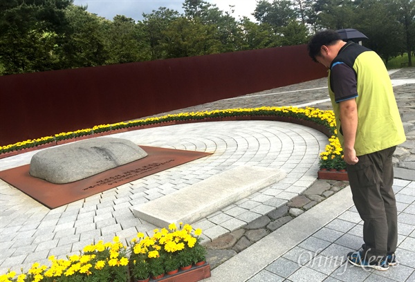박석용 전국보건의료산업노동조합 진주의료원지부장이 10일 오후 김해 봉하마을을 찾아 고 노무현 전 대통령 묘소를 참배했다. 