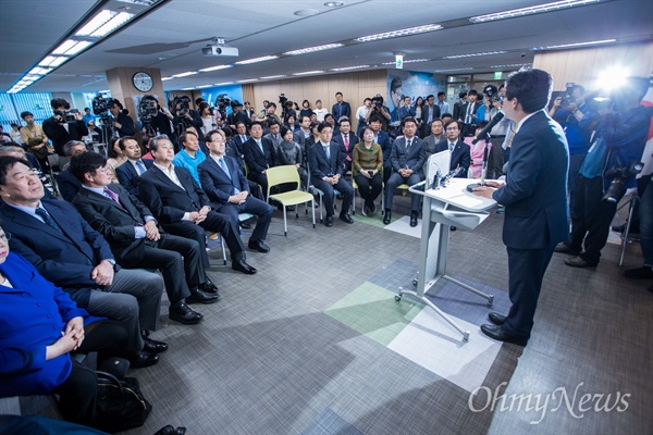 바른정당 유승민 후보가 10일 오후 서울 여의도 바른정당 당사에서 선대위 해단식에 참석해 발언을 하고 있다. 