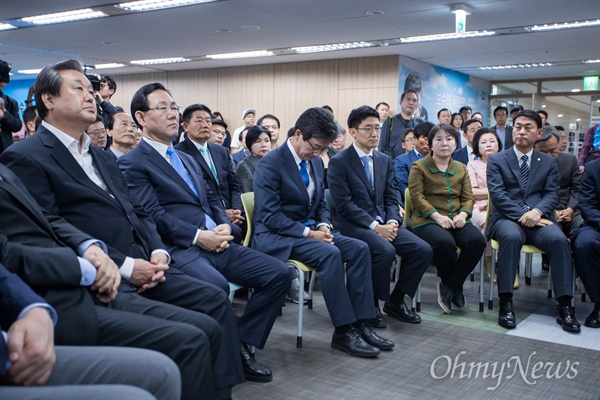바른정당 유승민 후보가 10일 오후 서울 여의도 바른정당 당사에서 선대위 해단식에 참석해 발언을 듣던 중 고개르 숙이고 있다 .