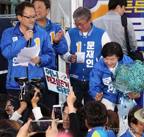 더불어민주당 선대위 법률특보를 맡은 박주민 의원(왼쪽 마이크 든 이)이 4월 29일 광주 충장로 한복판에서 문재인 후보의 지원유세를 펼치고 있다. 
