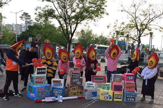 10일 오후 안산청년대선캠페인단 ‘청산에 살어리랏다’ 소속 청년들이 안산 중앙역 월드코아 광장에서 한국 사회의 적폐를 부수는 퍼포먼스를 하고 있다.