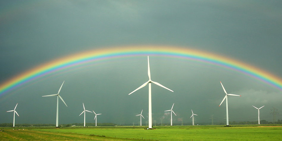 독일 풍력발전단지에 뜬 무지개. 한국은 ‘원전 제로’를 선언한 독일 보다 풍력, 태양광 등 재생에너지 잠재량이 더 풍부하다고 평가되고 있다.