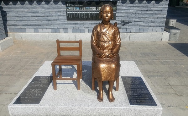 홍성군보다 두 달 앞서 추진된 예산 평화의 소녀상 건립은 지난 달 13일 분수대광장에서 제막식을 개최했다.