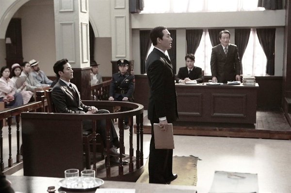  <석조저택 살인사건>의 법정 장면. 배우 박성웅과 문성근이 보인다.