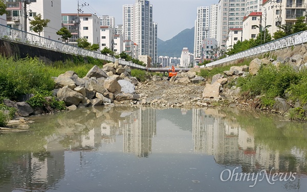  11일 창원 가음정천에 수해복구공사가 벌어지면서 오탁방지막을 설치하지 않아 희뿌연 물이 흘러내리고 있다.