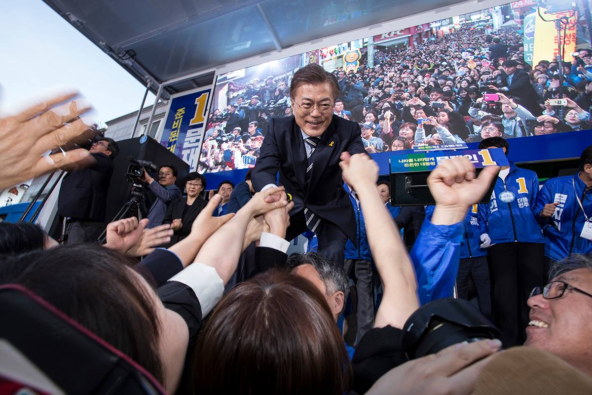 문재인 대통령은 후보 시절 한반도 문제에서 한국이 주도적인 역할을 하겠다는 뜻을 밝혔다. 이제 그 약속을 지킬 차례다. 사진은 지난 달 24일 당시 후보였던 문 대통령의 천안 집중 유세. 