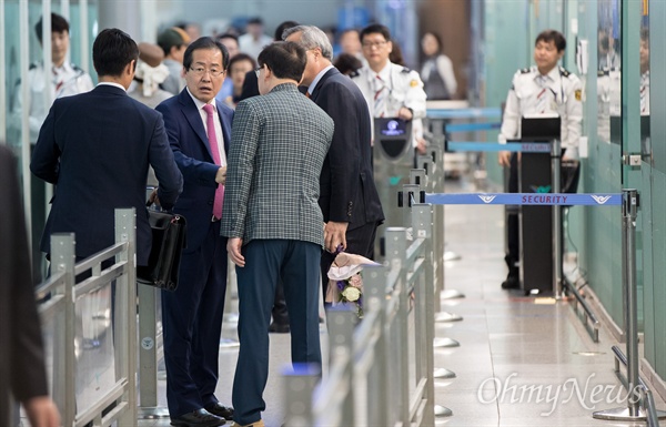 자유한국당 대선후보 였던 홍준표 전 경남지사가 12일 오후 인천공항에서 미국으로 떠나기 위해 입국 심사장으로 들어가고 있다. 