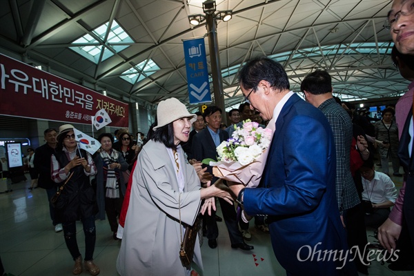 자유한국당 대선후보 였던 홍준표 전 경남지사가 12일 오후 인천공항에서 미국으로 떠나기 전 지지자들에게 꽃을 선물 받고 있다. 
