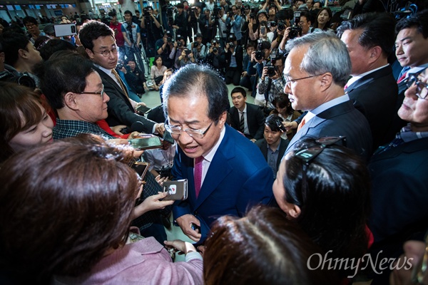 자유한국당 대선후보 였던 홍준표 전 경남지사가 12일 오후 미국으로 떠나기 위해 인천공항에서 기자들의 질문에 답변 후 자리를 떠나고 있다. 
